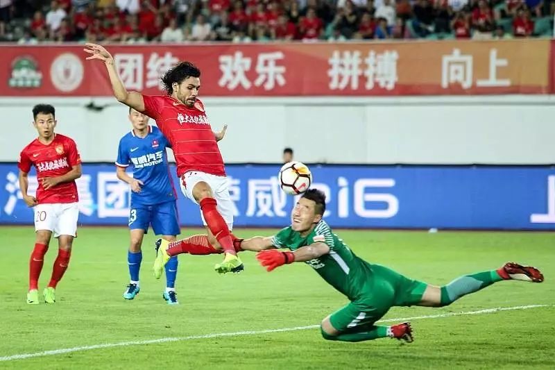  热刺绝平进球引争议，VAR判定越位在先无效  