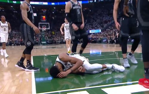  字母哥肘击对手被联盟禁赛两场  